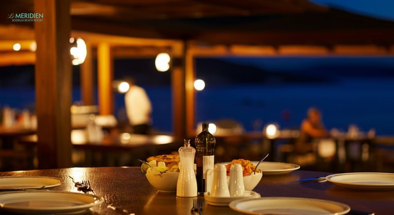 Deniz manzaralı Bodrum restoranı, romantik akşam yemeği