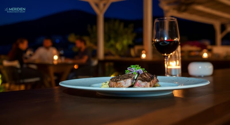 Deniz manzaralı Le Meridien restoranında lüks akşam yemeği
