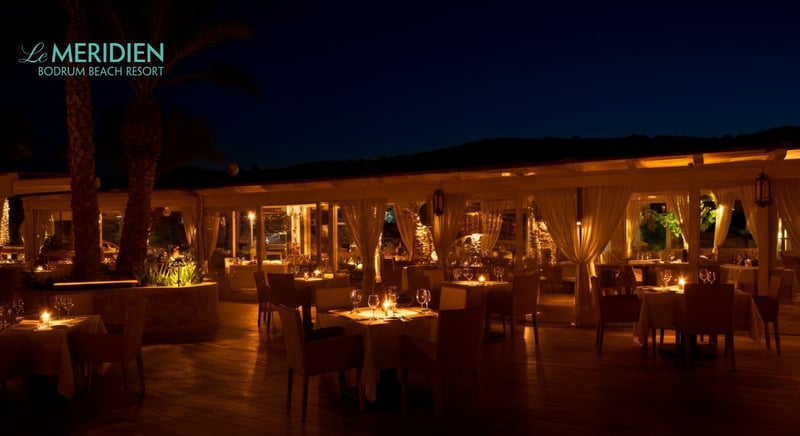 Deniz manzaralı lüks yemek, Le Meridien'de romantik akşam yemeği