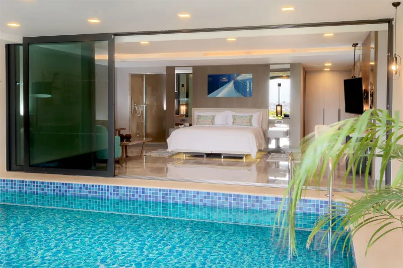 INDOOR GRAND POOL SUITE